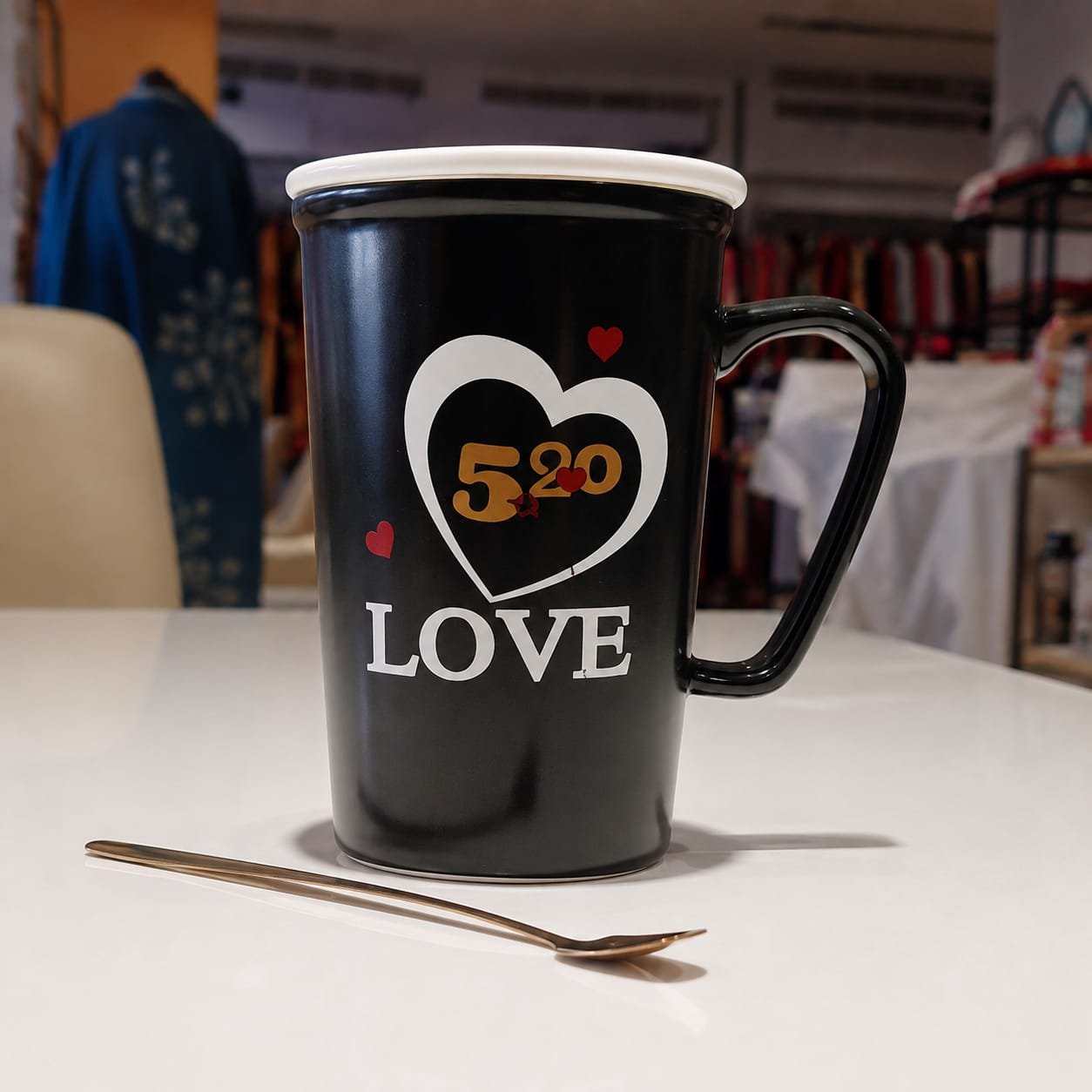 Black ceramic "Dine Time" mug featuring a "520" love graphic and a mirror lid.